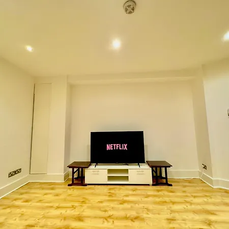 London Luxxe Apartments, Kensington & Chelsea, Central London Prime Location, With Many Stations, Westfield Shopping Centre Mins Away Walk